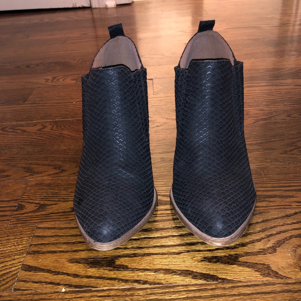 Report ankle boots. Size 9. Faux alligator skin print